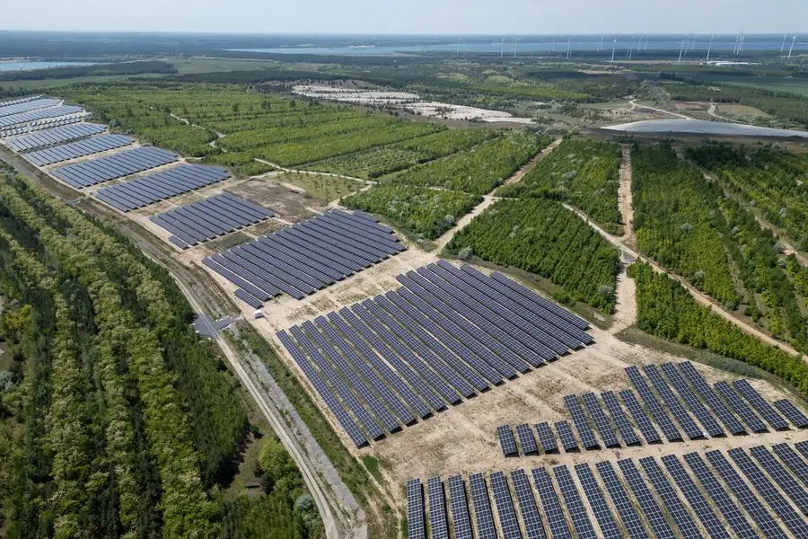 European Clean Energy Stocks Face AI Optimism and Policy Risks